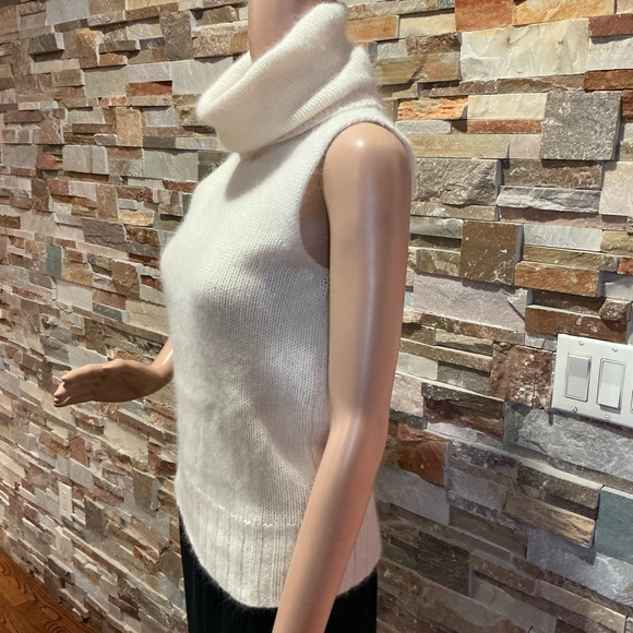 Sisley Cream Sleeveless Turtleneck Sweater - Picture 3 of 10